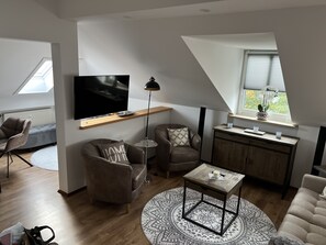 TV connectée, livres, chaîne hi-fi