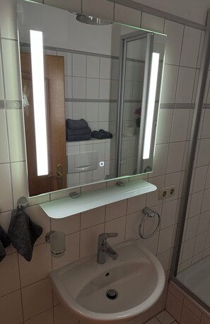 Douche, sèche-cheveux, serviettes fournies, savon