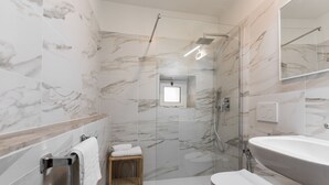 City Room | Bathroom | Shower, rainfall showerhead, hair dryer, towels - Bernini Collection (Rome)