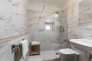 Rom – city | Bad | Dusj, regndusjhode, hårføner og håndklær