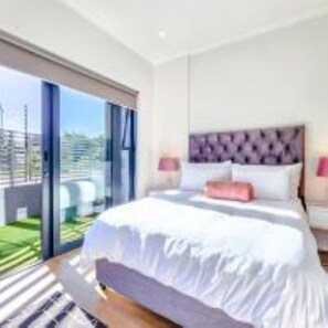 2 bedrooms, iron/ironing board, WiFi, bed sheets - #001 Newlands Peak Elegance (Cape Town)