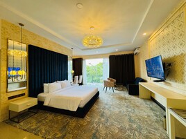 Junior Suite | Desk, free WiFi, bed sheets