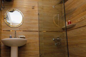 Habitación triple Elite | Sistema de insonorización, wifi gratis, ropa de cama
