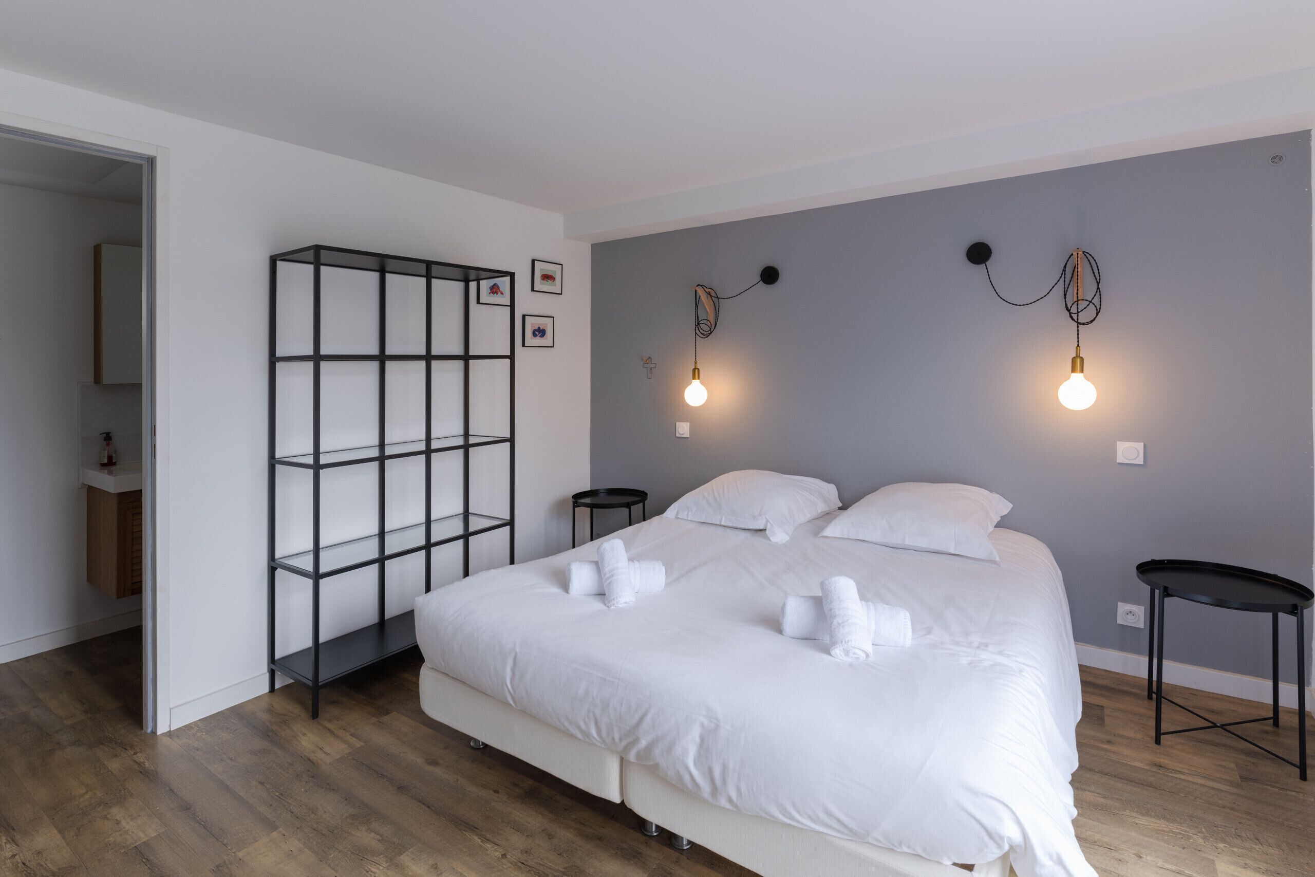 4 slaapkamers, een strijkplank/strijkijzer, gratis wifi, beddengoed