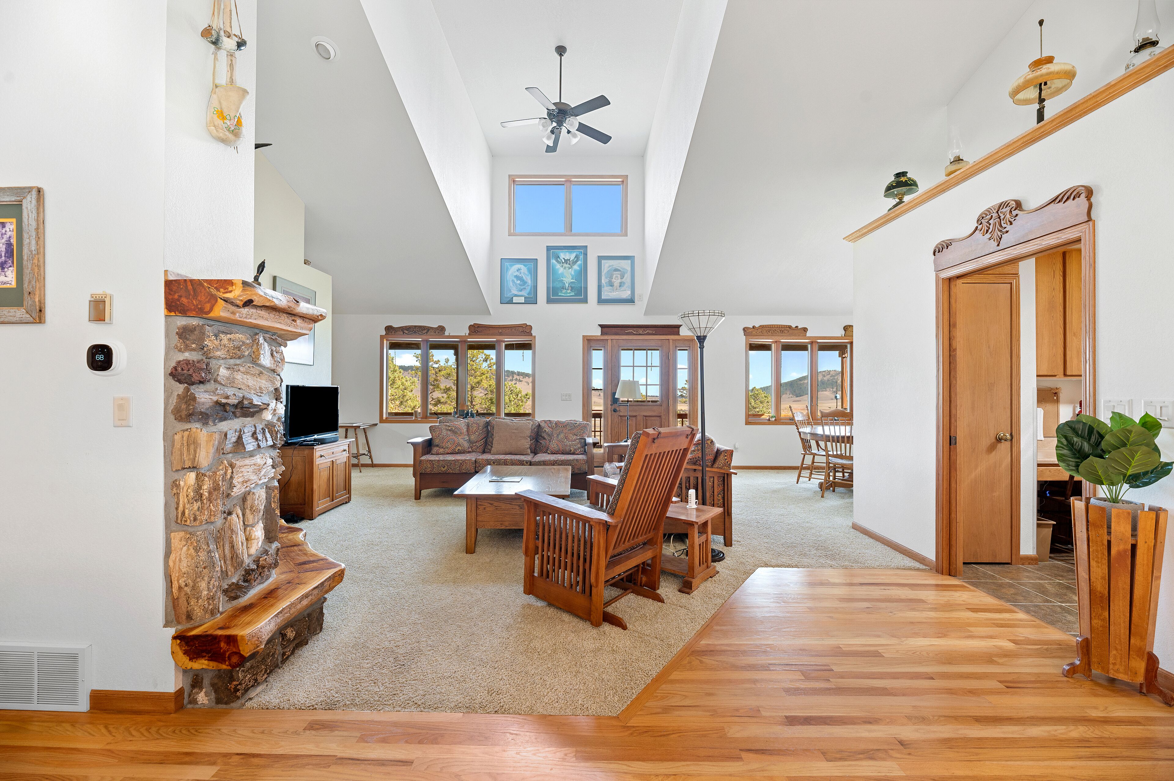 Smart-TV, peis, DVD-spiller og kontorer