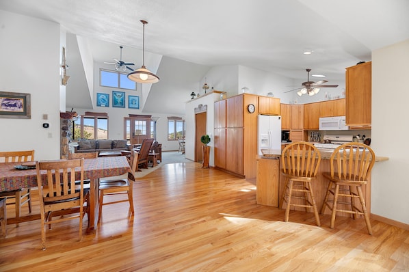 Smart TV, fireplace, DVD player, offices