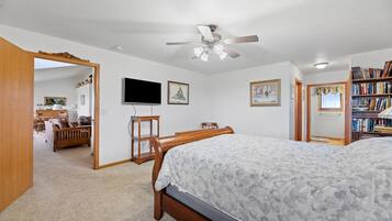 4 bedrooms, desk, iron/ironing board, free WiFi