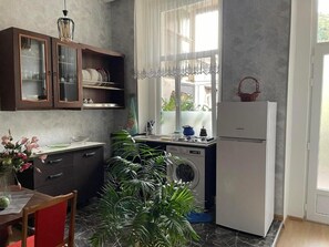 Oven, stovetop, electric kettle, cookware/dishes/utensils - The newly renovated family hotel Teo (Tbilisi)