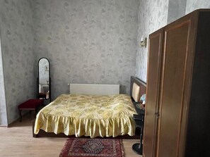 1 habitación, tabla de planchar con plancha, wifi y ropa de cama