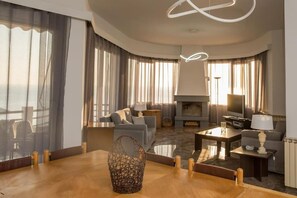 Smart-TV, Kamin, Stereoanlage