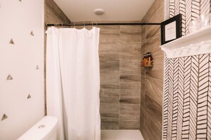 Secadora de cabello, toallas, papel de baño