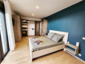 3 Schlafzimmer, Schreibtisch, Bügeleisen/Bügelbrett, Reisekinderbett