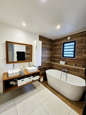 Dusche, Haartrockner, Handtücher, Seife