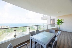 Apartemen Keluarga | Pemandangan balkon