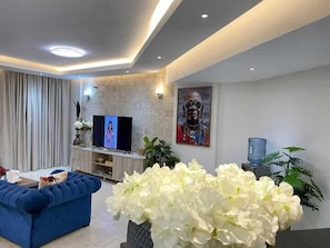 Appartement Classique | Coin séjour | TV connectée de 24 pouces avec chaînes numériques