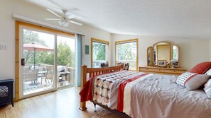 3 bedrooms, desk, iron/ironing board, free WiFi