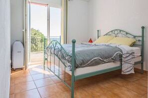 3 bedrooms, travel crib, free WiFi, bed sheets