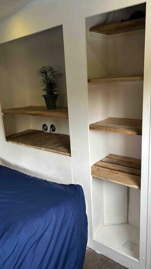 1 slaapkamer, een strijkplank/strijkijzer, wifi, beddengoed