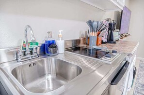 雪櫃、微波爐、焗爐、爐具