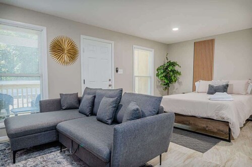 Studio•Queen Bed•Patio•Parking•Near Fort Moore