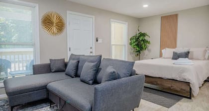 Studio•Queen Bed•Patio•Parking•Near Fort Moore