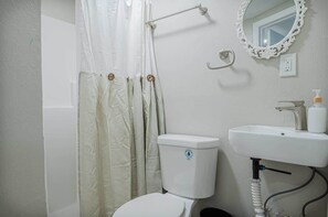 Douche, sèche-cheveux, serviettes fournies, shampoing