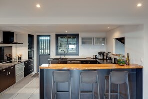 Fridge, microwave, oven, stovetop - Villa Oasis (La Possession)