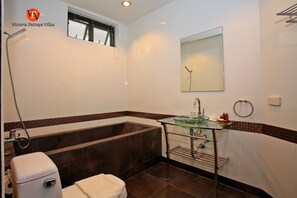 Regadera, secadora de cabello, bidet, toallas 