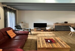 TV - Villa du Raz 2, Traditionnelle et Familiale à 40 Mètre de la Piste Cyclable (Mimizan)