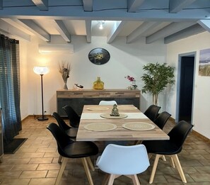 Dining - Villa du Raz 2, Traditionnelle et Familiale à 40 Mètre de la Piste Cyclable (Mimizan)