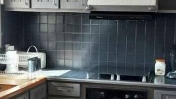 雪櫃、微波爐、焗爐、洗碗機