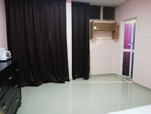 Habitación doble Deluxe, 1 cama Queen size | Área de sala de estar