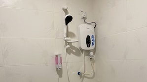 Un baño con bañera, inodoro y cabina de ducha.