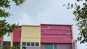 Un edificio de varios pisos con un letrero llamativo que dice "HOTEL SAKIRAH".