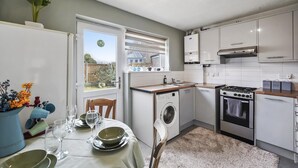 House, Multiple Beds | Private kitchen | Fridge, microwave, oven, stovetop - Town Centre 2-bed House in Canterbury (Canterbury)