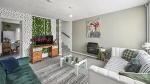 House, Multiple Beds | Living area - Town Centre 2-bed House in Canterbury (Canterbury)