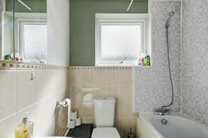Casa, várias camas | Banheiro | Chuveiro/banheira combinados, banheira de imersão, secador de cabelo 