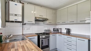 House, Multiple Beds | Private kitchen | Fridge, microwave, oven, stovetop - Town Centre 2-bed House in Canterbury (Canterbury)