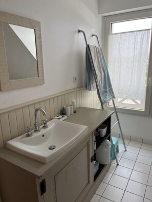 Sèche-cheveux, serviettes fournies, savon, shampoing