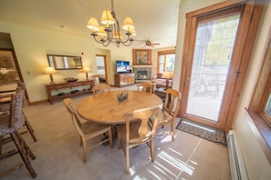 Residenza Signature, 2 camere da letto, patio, vista montagna (Red Hawk Townhomes 2345) | Area soggiorno | TV a schermo piatto 42 pollici con canali via cavo, caminetto