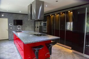 Fridge, microwave, oven, stovetop - Ancien Manoir Modernisé à 50 Minutes de Paris (Farceaux)