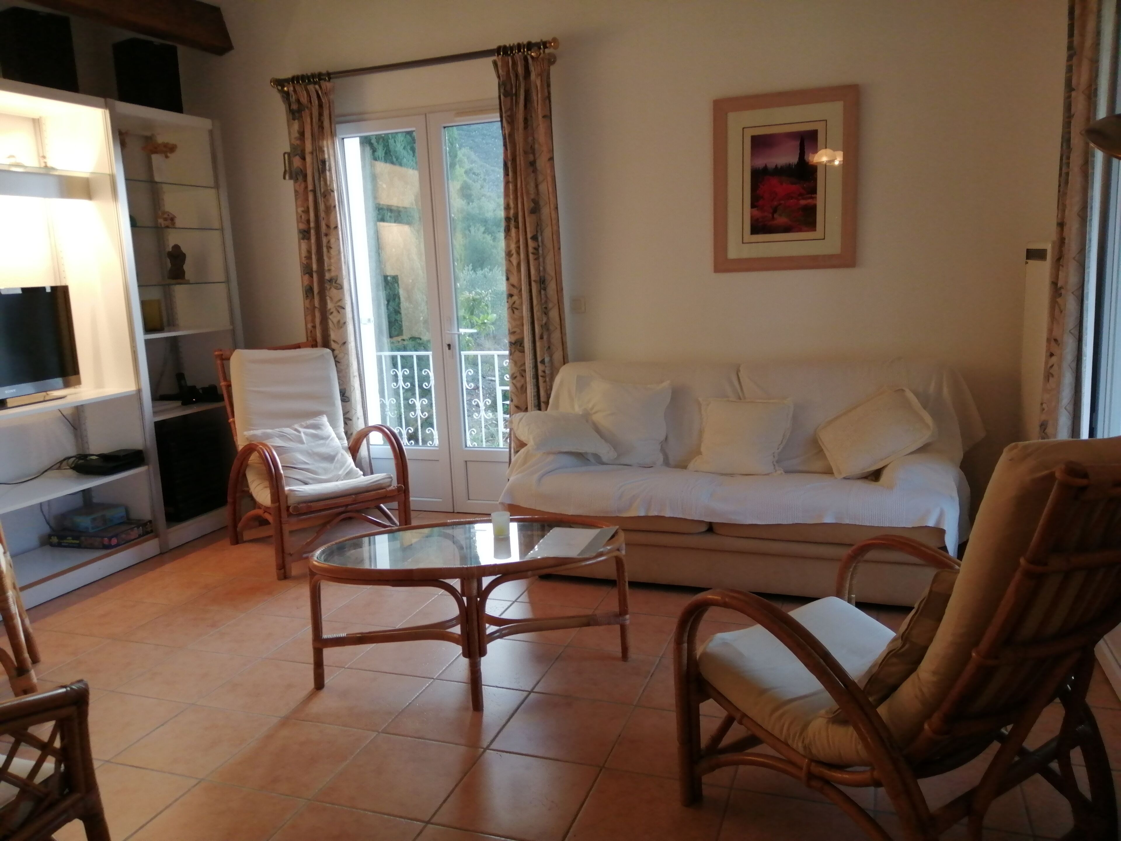 Smart-tv, een open haard, boeken en een stereo