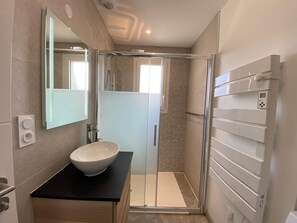 Dusche, Haartrockner, Toilettenpapier