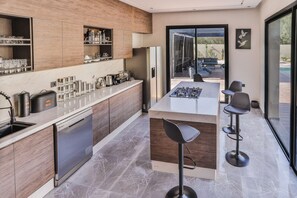 Private kitchen - Glamorous luxury 4suits villa in Marrakesh-15 min from the center  (marrakesh)