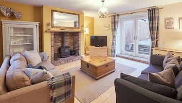 Una televisión, una chimenea