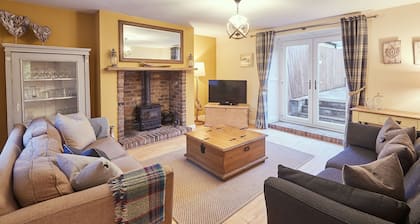Church Cottage - Beadnell - sleeps 6 guests in 3 bedrooms