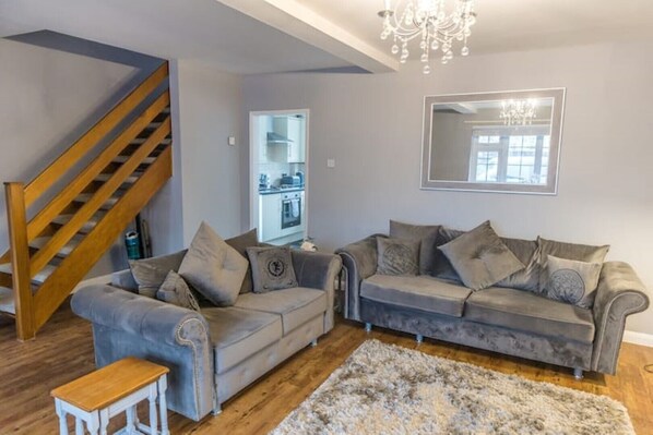 Living area - Large House | Private Parking | NHS Staff | Contractors (Grimsby)