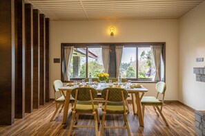 Dining room - Amã Stays & Trails Sneh Villa, Kodaikanal (Kodaikanal)