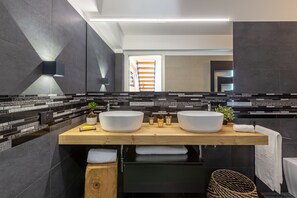 Suite Deluks | Kamar mandi | Shower, pengering rambut, handuk, dan sabun