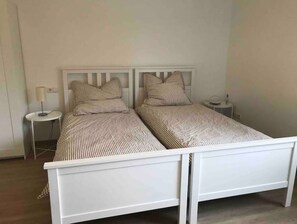 1 habitación, tabla de planchar con plancha, wifi gratis y ropa de cama 